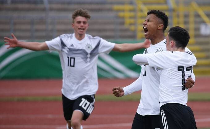 Ulm , Fußball U 16 Länderspiel Deutschland vs. Italien , von links: Marvin Weiß Karim Adeyemi Paul Nebel ( GER ) , Jubel