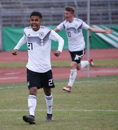 Ulm , Fußball U 16 Länderspiel Deutschland vs. Italien , von vorne: Karim Adeyemi ( GER ) Marvin Weiß ( GER ), Jubel