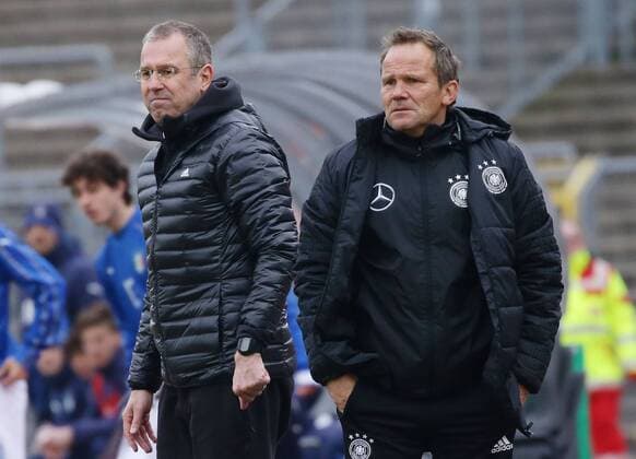 Ulm , Fußball U 16 Länderspiel Deutschland vs. Italien , von links: Michael Feichtenbeiner ( Trainer Silvio Meissner ( Co-Trainer )