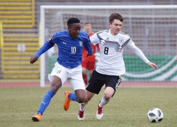 Ulm , Fußball U 16 Länderspiel Deutschland vs. Italien , von links: Franco Tongya ( ITA ) Jordan Meyer ( GER )