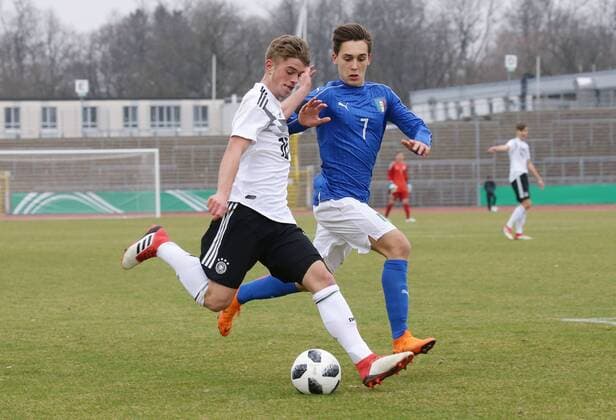 Ulm , Fußball U 16 Länderspiel Deutschland vs. Italien , von links: Marvin Weiß ( GER ) Stefano Cester ( ITA )
