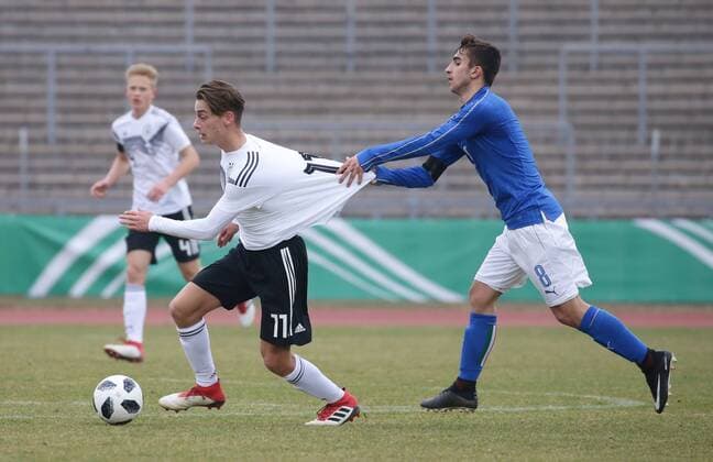 Ulm , Fußball U 16 Länderspiel Deutschland vs. Italien , von links: Marvin Obuz ( GER ) Simone Trimboli ( ITA )