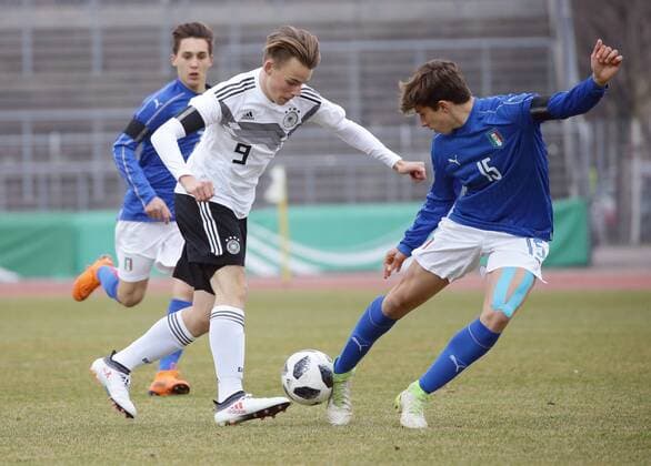 Ulm , Fußball U 16 Länderspiel Deutschland vs. Italien , von links: Mika Schroers ( GER ) Riccardo Calafiori ( ITA )
