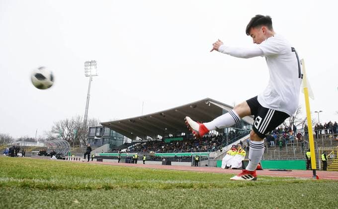 Ulm , Fußball U 16 Länderspiel Deutschland vs. Italien , Paul Nebel ( GER )