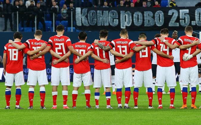 Bilder des Tages - SPORT ST PETERSBURG, RUSSIA - MARCH 27, 2018: Russia s players hold a moment of silence for the Kemerovo shopping mall fire victims ahead of a friendly football match against France at Saint Petersburg Stadium. The 25 March 2018 fire at the Zimnyaya Vishnya Winter Cherry shopping centre in Prospekt Lenina Street killed at least 64, many of them children. Peter Kovalev TASS  TS0799D8