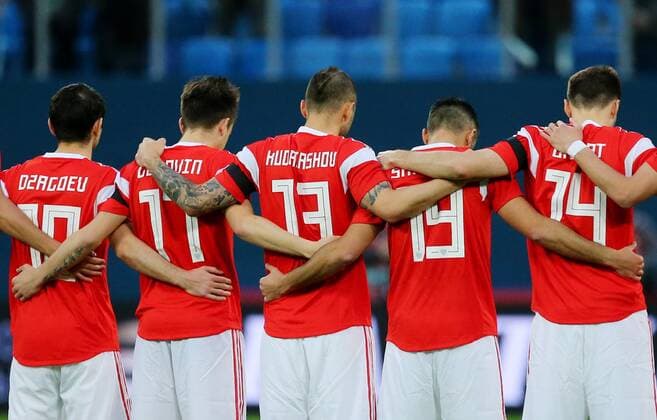 ST PETERSBURG, RUSSIA - MARCH 27, 2018: Russia s Alan Dzagoev, Alexander Golovin, Fyodor Kudryashov, Alexander Samedov and Vladimir Granat (L-R) hold a moment of silence for the Kemerovo shopping mall fire victims ahead of a friendly football match against France at Saint Petersburg Stadium. The 25 March 2018 fire at the Zimnyaya Vishnya Winter Cherry shopping centre in Prospekt Lenina Street killed at least 64, many of them children. Peter Kovalev TASS  TS0799D9
