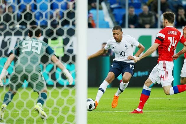 ST PETERSBURG, RUSSIA - MARCH 27, 2018: Russia s goalkeeper Andrei Lunev (L), Vladimir Granat (R) and France s Kylian Mbappe (C) in their friendly football match at Saint Petersburg Stadium. Peter Kovalev TASS  TS0799DD