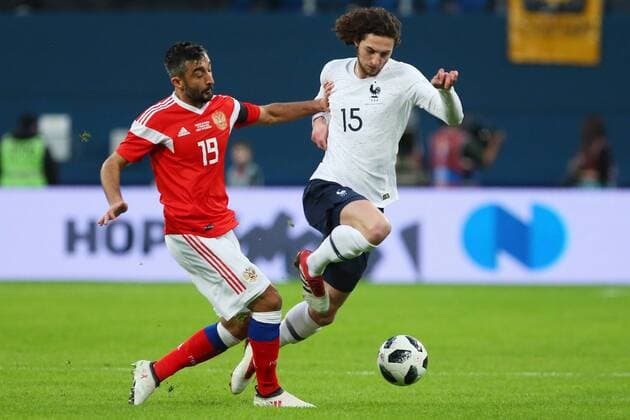 ST PETERSBURG, RUSSIA - MARCH 27, 2018: Russia s Alexander Samedov (L) and France s Adrien Rabiot fight for the ball in their friendly football match at Saint Petersburg Stadium. Peter Kovalev TASS  TS0799DE