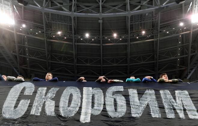 ST PETERSBURG, RUSSIA - MARCH 27, 2018: A banner reading We are in mourning in memory of the Kemerovo shopping mall fire victims at Saint Petersburg Stadium ahead of a friendly football match between Russia and France. The 25 March 2018 fire at the Zimnyaya Vishnya Winter Cherry shopping centre in Prospekt Lenina Street killed at least 64, many of them children. Alexander Demianchuk TASS  TS0799DF