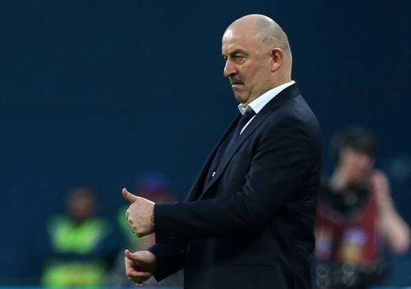 ST PETERSBURG, RUSSIA - MARCH 27, 2018: Stanislav Cherchesov, head coach of the Russian men s national football team, thumbs up in a friendly football match between Russia and France at Saint Petersburg Stadium. Peter Kovalev TASS  TS0799EE