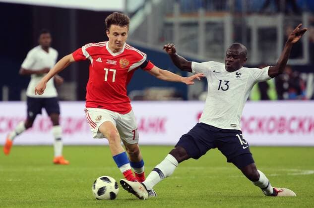 ST PETERSBURG, RUSSIA - MARCH 27, 2018: Russia s Fyodor Smolov (L) and France s N Golo Kante fight for the ball in their friendly football match at Saint Petersburg Stadium. Alexander Demianchuk TASS  TS0799F2