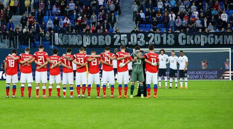 ST PETERSBURG, RUSSIA - MARCH 27, 2018: Russia s players hold a moment of silence for the Kemerovo shopping mall fire victims ahead of a friendly football match against France at Saint Petersburg Stadium. The 25 March 2018 fire at the Zimnyaya Vishnya Winter Cherry shopping centre in Prospekt Lenina Street killed at least 64, many of them children. Peter Kovalev TASS  TS079A12