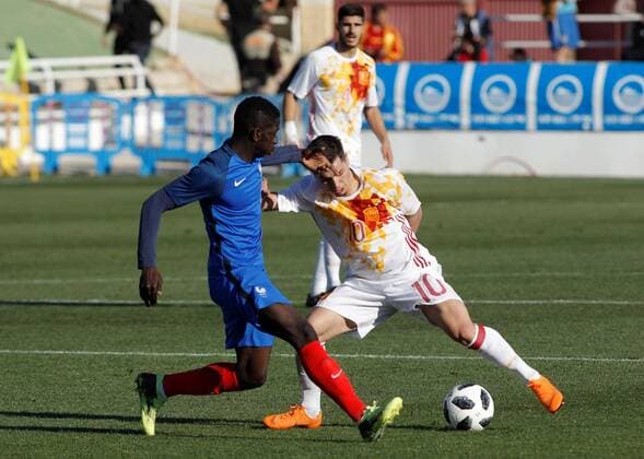 Spanish Brahim Diaz (R) vies for the ball with French Diaby during the European under 19 Elite qualifying round between the national soccer teams of Spain and France at the Guillermo Amor stadium in Benidorm, Spain, 27 March 2018. Spain vs. France !ACHTUNG: NUR REDAKTIONELLE NUTZUNG!  Copyright: xMORELLx BEN04 20180327-636577751822429414
