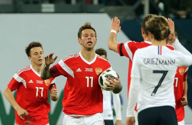 ST PETERSBURG, RUSSIA - MARCH 27, 2018: Russia s Alexander Golovin and Fyodor Smolov (L-R) celebrate scoring in a friendly football match against France at Saint Petersburg Stadium. Alexander Demianchuk TASS  TS079A26
