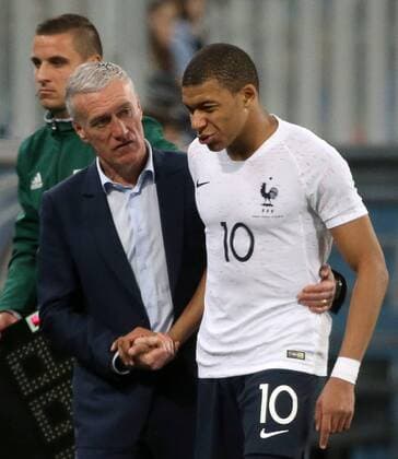 ST PETERSBURG, RUSSIA - MARCH 27, 2018: Didier Deschamps (L), manager of the French men s national team Nationalteam and France s Kylian Mbappe in a friendly football match against Russia at Saint Petersburg Stadium. The French team won the game 3-1. Alexander Demianchuk TASS  TS079A3A