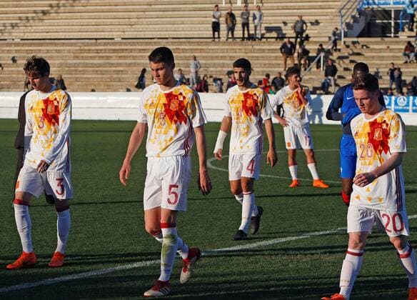 Spanish players react after being defeated by France 4-2 during the European under 19 Elite qualifying round between the national soccer teams of Spain and France at the Guillermo Amor stadium in Benidorm, Spain, 27 March 2018. Spain vs. France !ACHTUNG: NUR REDAKTIONELLE NUTZUNG!  Copyright: xMORELLx BEN11 20180327-636577774812257263