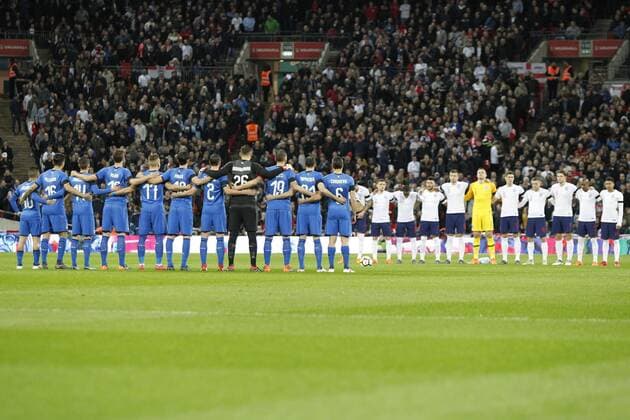 England and Italy players pay their respects to the deaths of Jimmy Armfield, Cyrille Regis and Davide Astori during the International Friendly Länderspiel match between England and Italy at Wembley Stadium, London, England on 27 March 2018. Copyright: xCarltonxMyriex 19390009