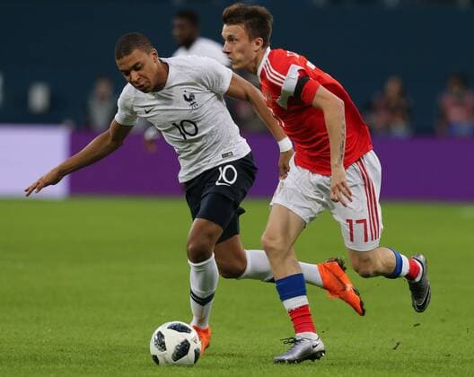 Fußball, Länderspiel, Russland - Frankreich March 27, 2018 - Saint Petersburg, Russia - France s forward Kylian Mbappe vies for the ball against Russia s midfielder Alexander Golovin during an International Friendly Länderspiel football match between Russia and France at the Saint Petersburg Stadium in Saint Petersburg on March 27, 2018. Russia v France - International Friendly  - ZUMAn230 20180327_zaa_n230_273 Copyright: xIgorxRussakx