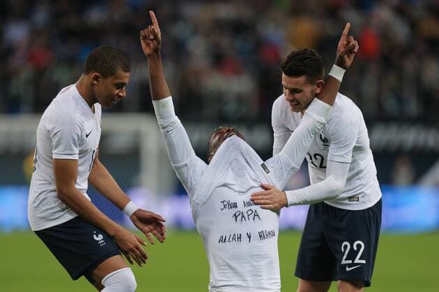 Fußball, Länderspiel, Russland - Frankreich March 27, 2018 - Saint Petersburg, Russia - France s midfielder Paul Pogba (C) is congratulated by teammates after scoring the team s second goal during an International Friendly Länderspiel football match between Russia and France at the Saint Petersburg Stadium in Saint Petersburg on March 27, 2018. Russia v France - International Friendly  - ZUMAn230 20180327_zaa_n230_299 Copyright: xIgorxRussakx