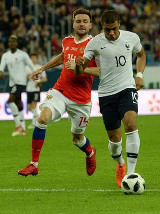 Fußball, Länderspiel, Russland - Frankreich Russia. St. Petersburg. March 27, 2018. Players (from left to right) Russian national team Nationalteam Vladimir Granat and French national team Kilian Mbappe during a friendly match on soccer, between national teams of Russia and France.