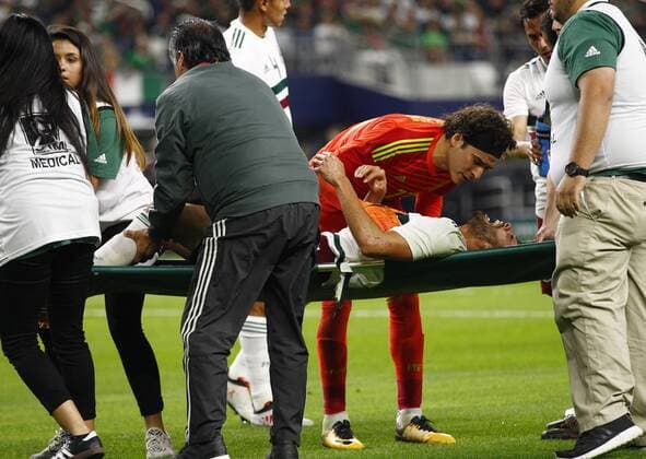 Themen der Woche - SPORT Bilder des Tages - SPORT March 27, 2018 - Arlington, Texas, USA - March 27, 2018, Arlington Tx., USA. Goalkeeper Guillermo Ochoa consoles Nestor Araujo (2) after injuring his knee in the first half of the Mexico vs Croatia International Friendly Länderspiel match at ATT Stadium in Arlington, Texas. Croatia defeated Mexico 1 to 0. Mexico vs Croatia - ZUMAl92_ 20180327_zaf_l92_026 Copyright: xRalphxLauerx