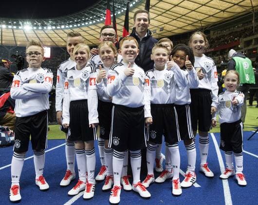 Berin, 27.03.2018, Olympiastadion - Fußball-Laenderspiel Deutschlsand vs Brasilien 0:1 Phillipp Lahm mit den jungen Fußballern und Fußballerinnen des DFB.