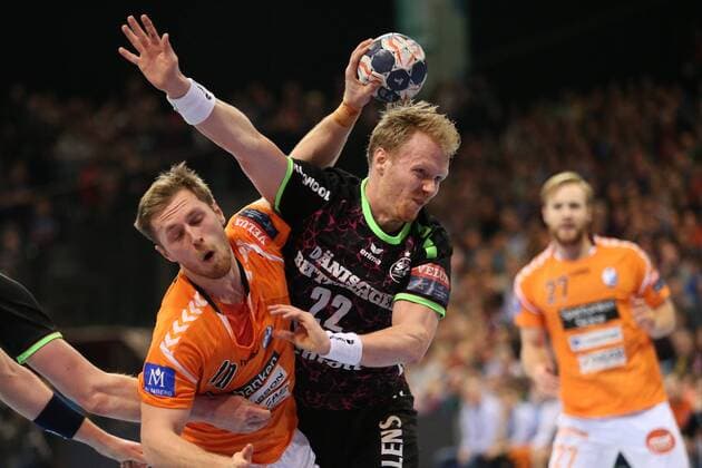 Bilder des Tages - SPORT Albin Lagergren (IFK Kristianstad, 10), Anders Zachariassen (SG Flensburg-Handewitt, 22) Flensburg Schleswig-Holstein Deutschland Flens-Arena Copyright: xAgentur54Gradx xSpeedphotosx