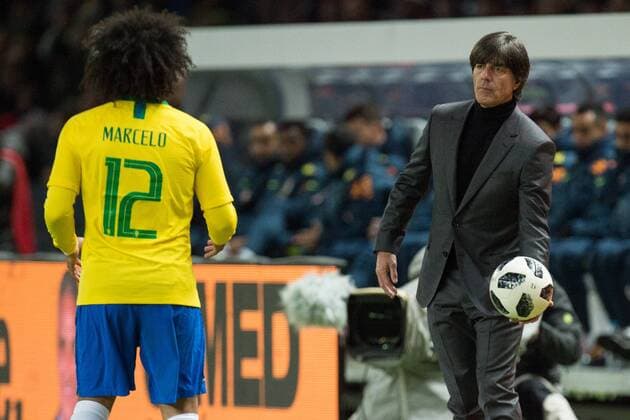 Joachim LOEW (re., Löw, Jogi, Bundestrainer GER) gibt MARCELO (BRA) den Ball, halbe Figur, Halbfigur, Fussball Laenderspiel, Freundschaftsspiel, Deutschland (GER) - Brasilien (BRA) 0:1, am 27.03.2018 in Berlin Deutschland. Â
