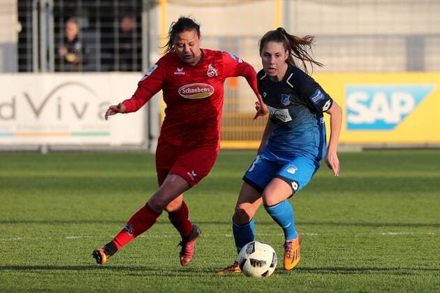 v.li.:Amber Hearn (Köln, 10), Isabella Hartig (TSG, 13), Zweikampf, Spielszene, Duell, duel, tackle, tackling, Dynamik, Action, Aktion, Fussball, Allianz Frauen-Bundesliga, TSG 1899 Hoffenheim - 1. FC Köln,