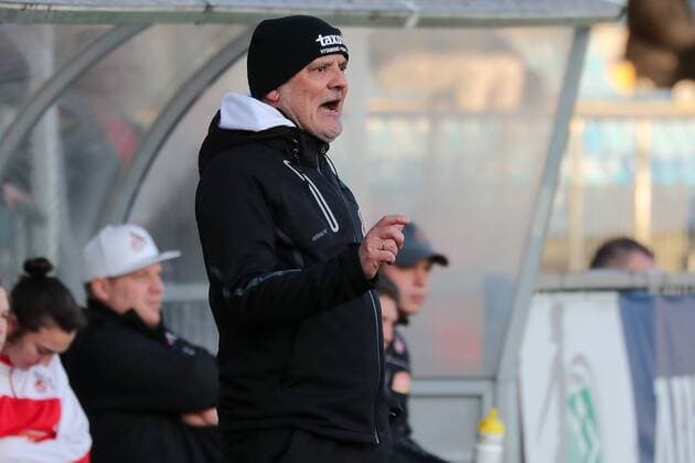 Willi Breuer (Trainer, Cheftrainer, 1. FC Köln), gibt Anweisungen, gestikuliert, mit den Armen gestikulieren, gives instructions, gesticulate, Einzelbild, Aktion, Action, Fussball, Allianz Frauen-Bundesliga, TSG 1899 Hoffenheim - 1. FC Köln,