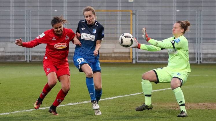 v.li.: Amber Hearn (Köln, 10), Tamar Dongus (TSG, 32), Friederike Abt (Torwart, TSG, 27), Aktion, Action, Spielszene, Torchance Köln, Fussball, Allianz Frauen-Bundesliga, TSG 1899 Hoffenheim - 1. FC Köln,