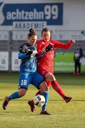 v.li.: Nicole Billa (TSG, 16), Meikayla Jean-Maree Moore (Köln, 15), Zweikampf, Spielszene, Duell, duel, tackle, tackling, Dynamik, Action, Aktion, Fussball, Allianz Frauen-Bundesliga, TSG 1899 Hoffenheim - 1. FC Köln,