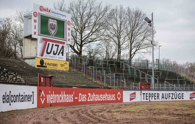 Fußball, Stadiongeschichte Preußen Münster Fußball: 3. Liga, Saison 2017 2018, 31. Spieltag, SC Preußen Münster - SpVgg Unterhaching am 24.03.2018 in Münster (Nordrhein-Westfalen). Die Westkurve im Preußenstadion ist marode und gleicht einer Baustelle. Copyright: xKirchner DavidxInderliedx