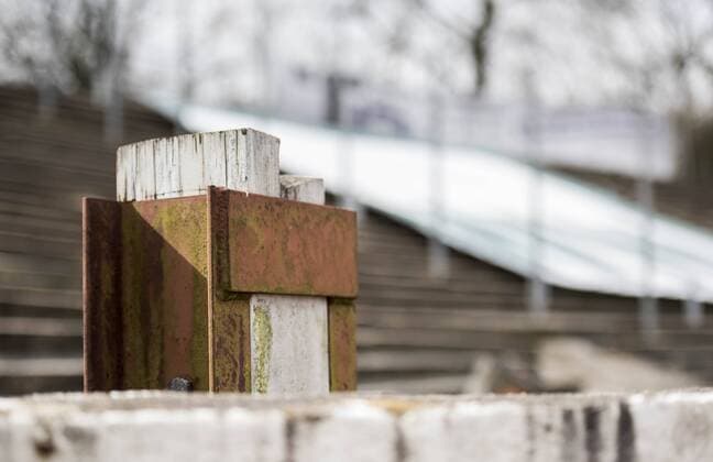 Fußball, Stadiongeschichte Preußen Münster Fußball: 3. Liga, Saison 2017 2018, 31. Spieltag, SC Preußen Münster - SpVgg Unterhaching am 24.03.2018 in Münster (Nordrhein-Westfalen). Die Westkurve im Preußenstadion ist marode und gleicht einer Baustelle. Copyright: xKirchner DavidxInderliedx