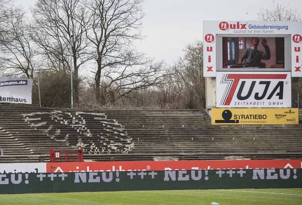 Fußball, Stadiongeschichte Preußen Münster Fußball: 3. Liga, Saison 2017 2018, 31. Spieltag, SC Preußen Münster - SpVgg Unterhaching am 24.03.2018 in Münster (Nordrhein-Westfalen). Die Westkurve im Preußenstadion ist marode und gleicht einer Baustelle. Copyright: xKirchner DavidxInderliedx