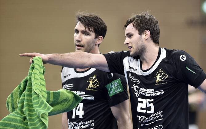 29.03.2018, Handball, 2. Bundesliga, HC Elbflorenz Dresden - Dessau-Rosslauer HV 24:21, Dresdens Sebastian Gress, re., zeigt Dresdens Gabriel de Santis den Weg, c
