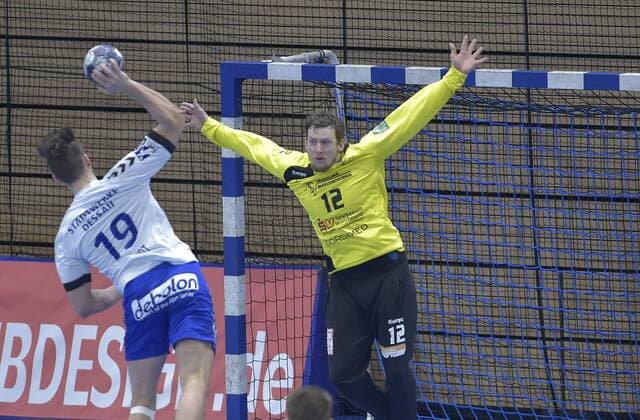 29.03.2018, Handball, 2. Bundesliga, HC Elbflorenz Dresden - Dessau-Rosslauer HV 24:21, Dessaus Daniel Schmidt gegen Dresdens Torwart Mario Huhnstock, c
