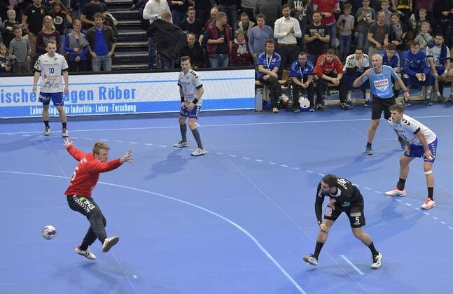 29.03.2018, Handball, 2. Bundesliga, HC Elbflorenz Dresden - Dessau-Rosslauer HV 24:21, Dresdens Tim-Philip Jurgeleit bei einem seiner erfolgreichen Strafwürfe gegen Dessaus Philip Ambrosius, c