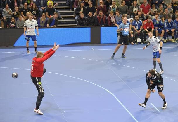 29.03.2018, Handball, 2. Bundesliga, HC Elbflorenz Dresden - Dessau-Rosslauer HV 24:21, Dresdens Tim-Philip Jurgeleit bei einem seiner erfolgreichen Strafwürfe gegen Dessaus Philip Ambrosius, c