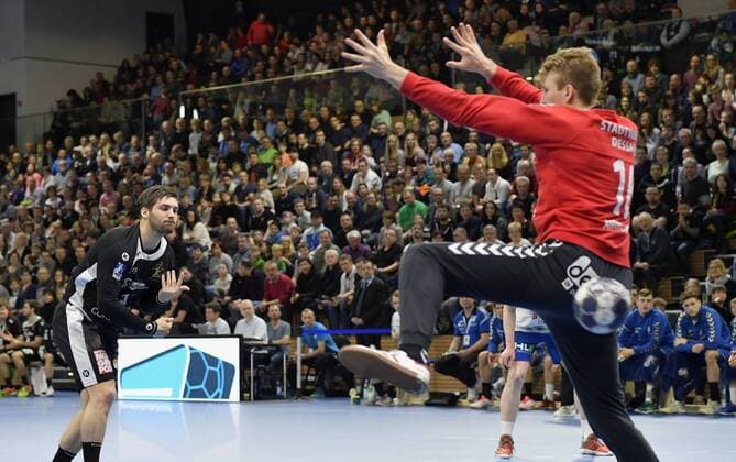 29.03.2018, Handball, 2. Bundesliga, HC Elbflorenz Dresden - Dessau-Rosslauer HV 24:21, Dresdens Tim-Philip Jurgeleit bei einem seiner erfolgreichen Strafwürfe gegen Dessaus Philip Ambrosius, c