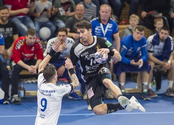 29.03.2018, Handball, 2. Bundesliga, HC Elbflorenz Dresden - Dessau-Rosslauer HV 24:21, Dresdens Gabriel de Santis im Sprung gegen Dessaus Marek Vanco, c