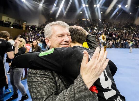 Handball, Männer, 2. Bundesliga, Saison 2017 2018, HC Elbflorenz - Dessau-Rosslauer HV, Donnerstag (29.03.2018), BallsportArena Dresden. Dresdens Präsident Uwe Saegeling (li.) und Julius Dierberg jubelnd nach dem Sieg.
