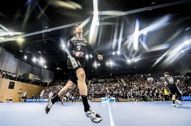 Handball, Männer, 2. Bundesliga, Saison 2017 2018, HC Elbflorenz - Dessau-Rosslauer HV, Donnerstag (29.03.2018), BallsportArena Dresden. Dresdens Julius Dierberg jubelt nach Tor.