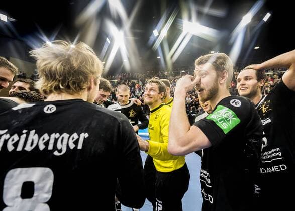 Handball, Männer, 2. Bundesliga, Saison 2017 2018, HC Elbflorenz - Dessau-Rosslauer HV, Donnerstag (29.03.2018), BallsportArena Dresden. Dresdens Torwart Mario Huhnstock (M.) jubelnd nach Sieg.