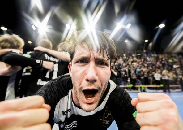 Handball, Männer, 2. Bundesliga, Saison 2017 2018, HC Elbflorenz - Dessau-Rosslauer HV, Donnerstag (29.03.2018), BallsportArena Dresden. Dresdens Gabriel De Santis jubelt nach dem Sieg.