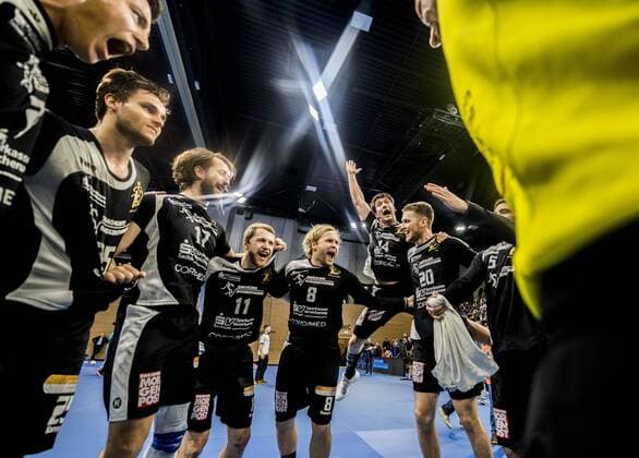 Handball, Männer, 2. Bundesliga, Saison 2017 2018, HC Elbflorenz - Dessau-Rosslauer HV, Donnerstag (29.03.2018), BallsportArena Dresden. Dresdens v.l. Robin Hoffmann, Sebastian Greß, Norman Flödl, Arseniy Buschmann, Rene Boese, Gabriel De Santis, Nils Kretschmer, Tim - Philip Jurgeleit jubelnd nach Sieg.