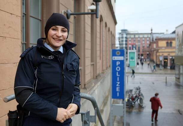 Kristina Vogel - Bundespolizei 22.03.18 , Erfurt, Bundespolizei, die 11-malige Rad-Sprint-Weltmeisterin und zweifache Olympiasiegerin Kristina Vogel arbeitet 4 Wochen bei der Bundespolizei hier vor der Polizeidienststelle am Willy-Brandt-Platz