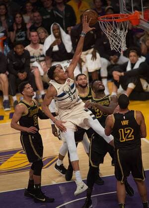 Bilder des Tages - SPORT March 30, 2018 - Los Angeles, California, U.S - Giannis Antetokounmpo 34 of the Milwaukee Bucks goes for a rebound during their NBA Basketball Herren USA game with the Los Angeles Lakers on Friday March 30, 2018 at the Staples Center in Los Angeles, California. Lakers lose to Bucks, 122-124. Lakers lose to Bucks, 122-124 - ZUMAp124 20180330_zaa_p124_048 Copyright: xJavierxRojasx