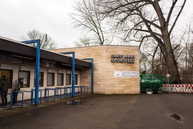 3. Liga Saison 2017 2018 32. Spieltages am 31.3.2018 zwischen dem FC Carl Zeiss Jena und dem FSV Zwickau Die Polizei sperrt die Wege neben dem Eingang Saalseite massiv ab vor dem Spiel gegen Zwickau Ernst Abbe Sportfeld Jena