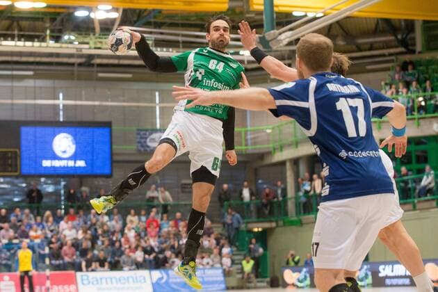 Benjamin Herth ( 64, DJK Rimpar Wölfe) im Angriff gegen Jan Artmann ( 17, Bergischer HC) Bergischer HC vs. DJK Rimpar Wölfe, Handball, 2. Handball Bundesliga, 31.03.18 Wuppertal NRW Deutschland Uni-Halle